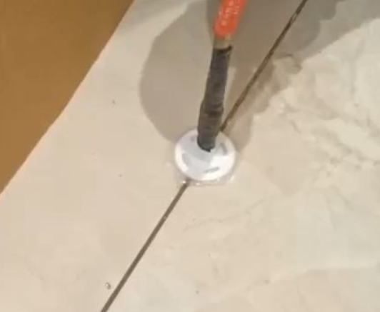 洪洞瓷砖空鼓维修公司专业解答瓷砖在铺贴过程中，如果没有涂抹均匀到位的粘结材料（如水泥砂浆或瓷砖胶），可能会导致以下问题