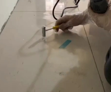 洪洞瓷砖开裂维修公司专业分享瓷砖在铺贴前如果没有沥干水分，将会导致以下问题